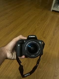 Canon EOS 750D DSLR - (slightly faulty)