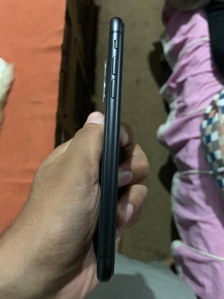 urgent sale money problem I phone11  64gb jv 3