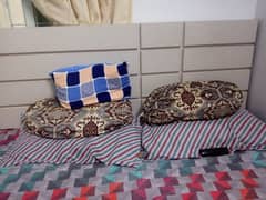 selling my new bed nd mattress 2 side table nd 3 door almari