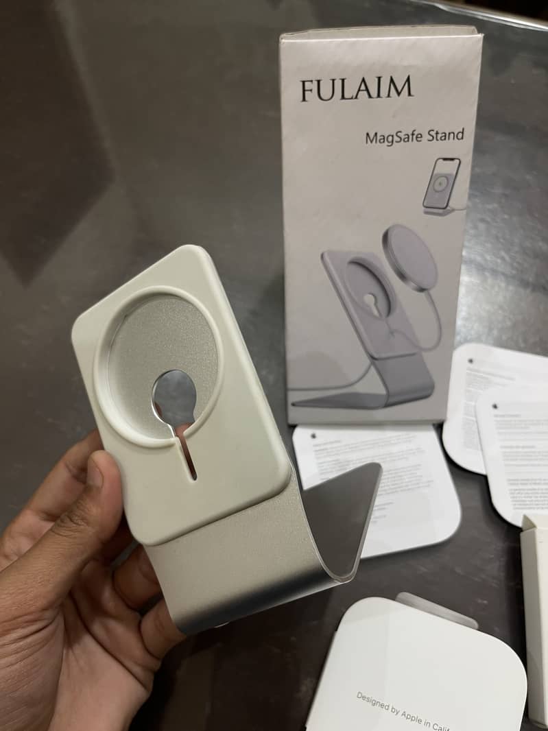 Apple MagSafe wireless charger with Stand 3