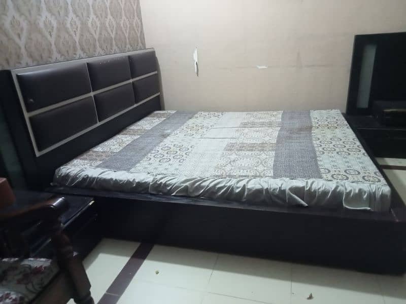 king size bed with mattress 2 side long table draw long 5 draw mirror 2