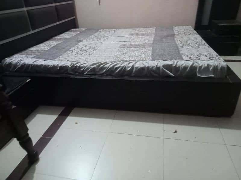 king size bed with mattress 2 side long table draw long 5 draw mirror 4