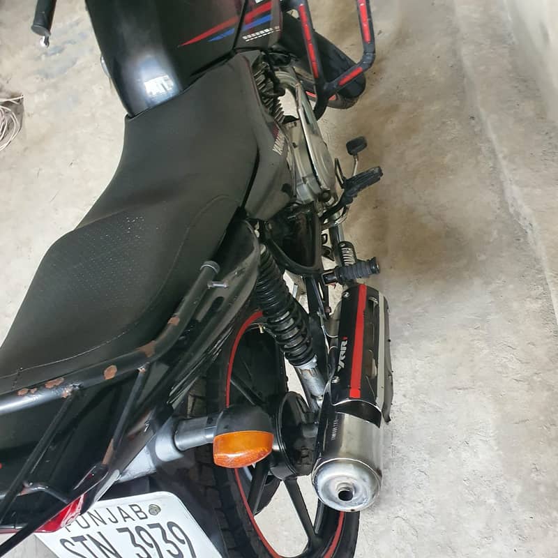 YAMAHA YBR 125-G (2017) MODEL 6