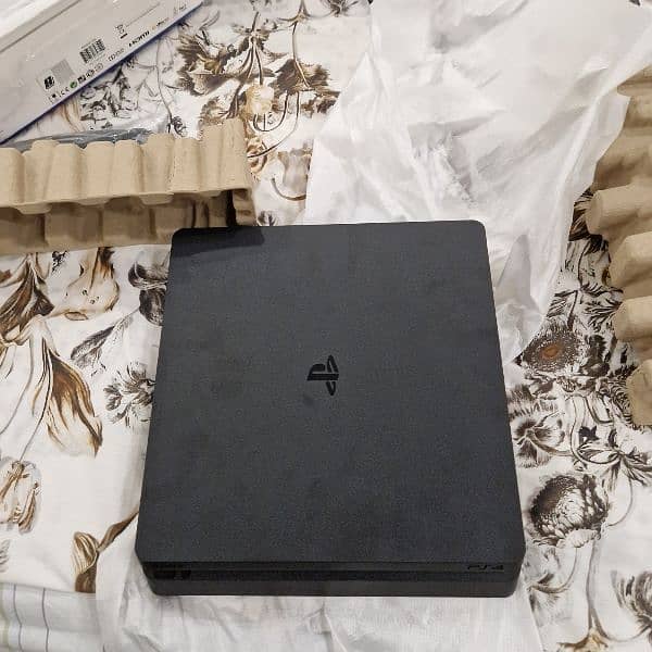 Ps4 Slim with complete box and 2 controller 3