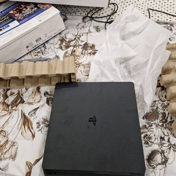 Ps4 Slim with complete box and 2 controller 4