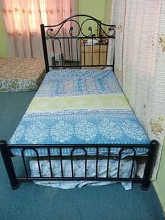 iron bed 10/10 condition black color