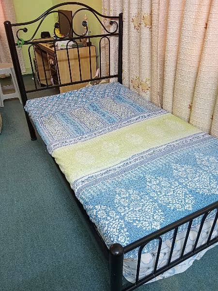 iron bed 10/10 condition black color 2