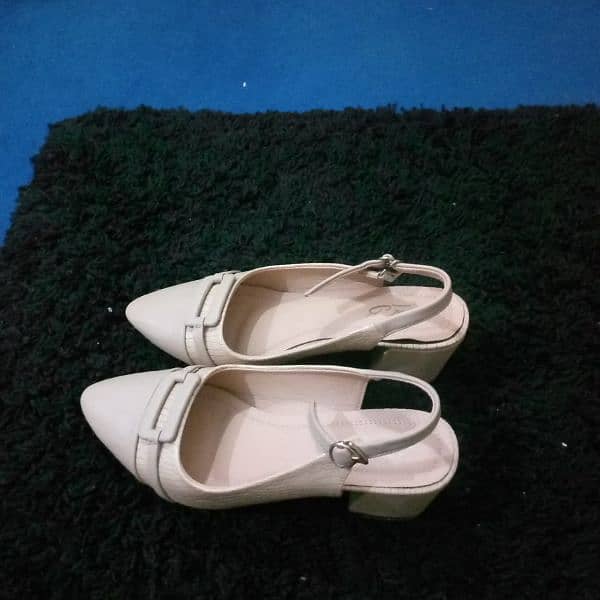 ladies shoes used but like new 1