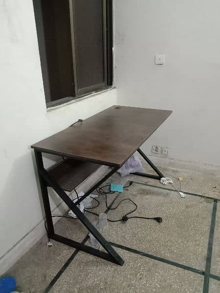 Large 5ft Computer Table Wooden (almost new) 1