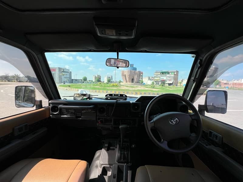 Toyota Land Cruiser 70 Series 10