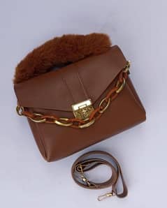 Chunky chain purse with fur for woman's and girls.