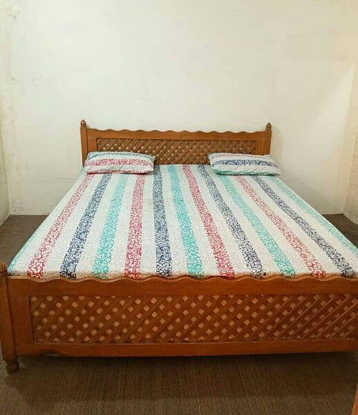 King size double bed 0