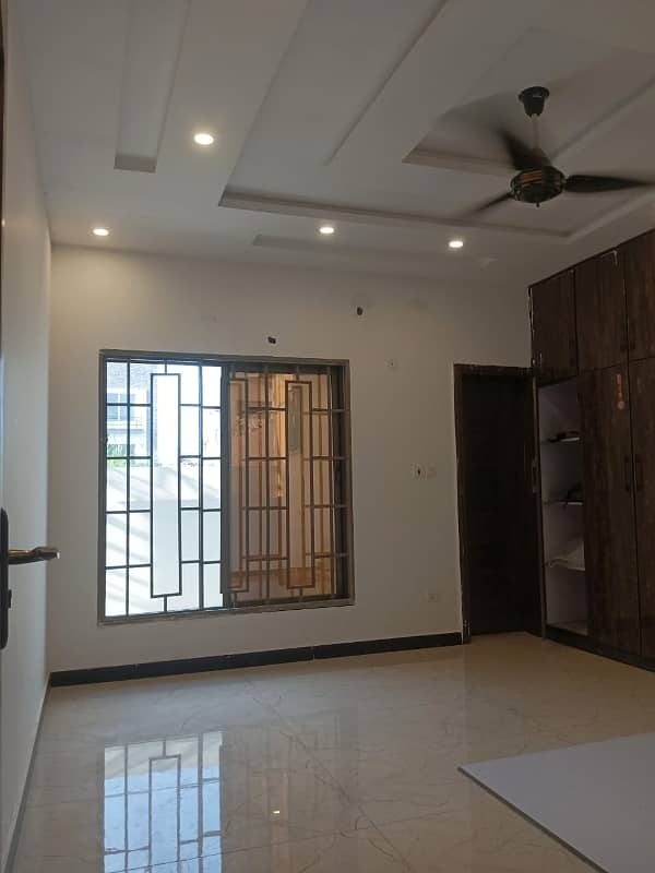 10 Marla Lower Portion Available For Rent In Umar Block, Bahria Town. 5