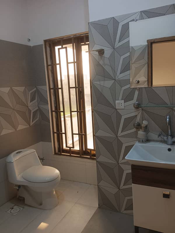 10 Marla Lower Portion Available For Rent In Umar Block, Bahria Town. 6