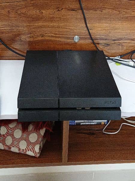 Ps4 new condition with fifa controller plus games like WWE 2k23 gta 5 0