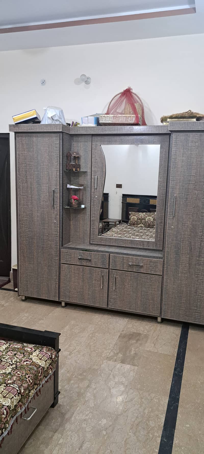 1 Cabinet, with mirror, two parts. 2