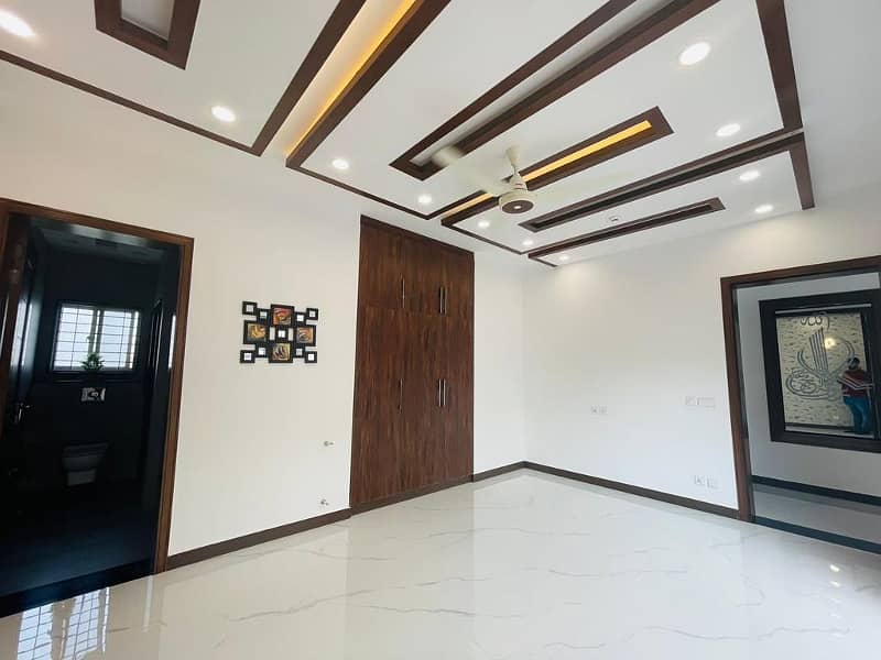 Luxurious 1 Kanal Home With Park Views In Dha Phase 7 37