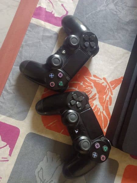 perfect condition PS4 SLIM 1 TB 2