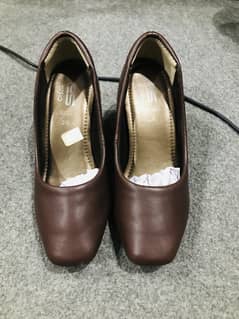 Dark brown women court shoes