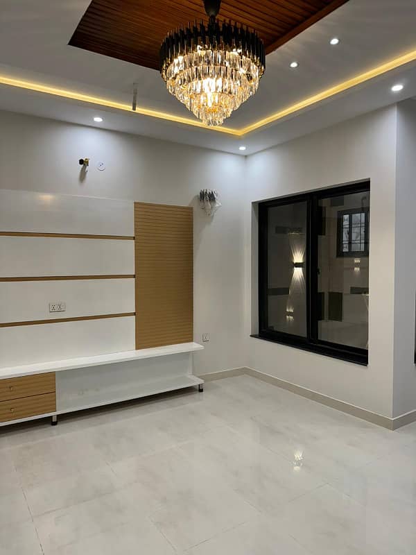 7 Marla corner House for rent A. A Block sectorF in bahria Town Lahore 14