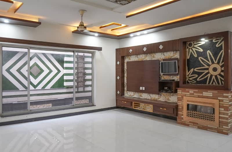 1 Kanal Designer House Ultra Modern Super Hot Location Solid Construction Near Park Market 14