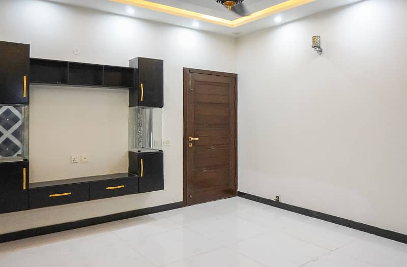 1 Kanal Designer House Ultra Modern Super Hot Location Solid Construction Near Park Market 40