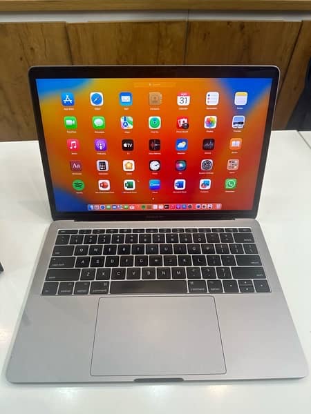 Macbook pro 2017, core i5, 13.3 inch Retina , 16 gb ram, 256 gb SSD 2