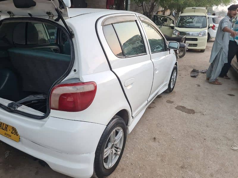 Toyota Vitz 2001 4