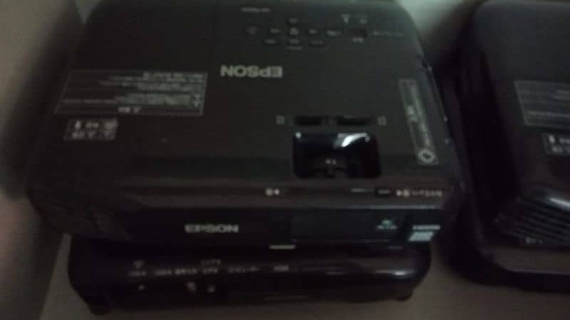 VGA and HDMI Projectors available for sale in reasonable price 1