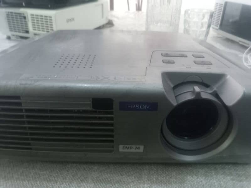 VGA and HDMI Projectors available for sale in reasonable price 2