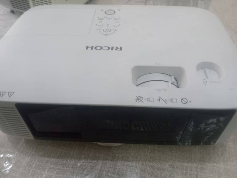 VGA and HDMI Projectors available for sale in reasonable price 4