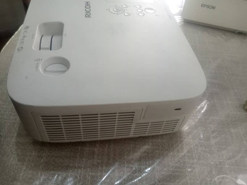 VGA and HDMI Projectors available for sale in reasonable price 5