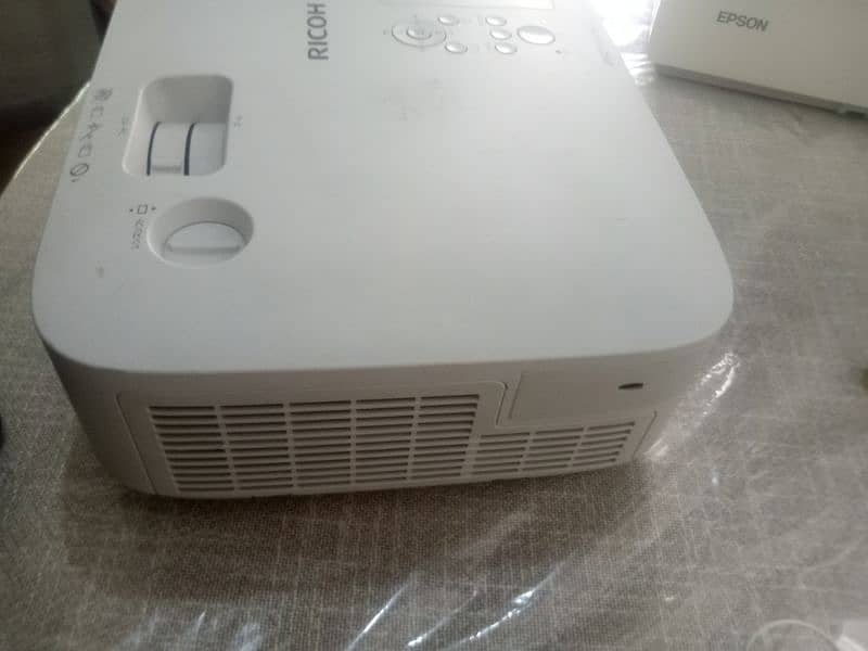 VGA and HDMI Projectors available for sale in reasonable price 6