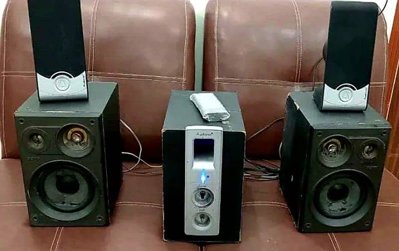 Original Japanes Audionic speaker set and woofer  with also remote. . 3