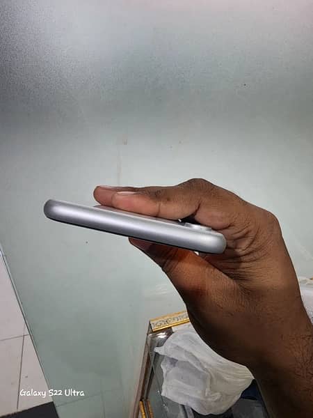 APPLE IPHONE XR NON PTA 4