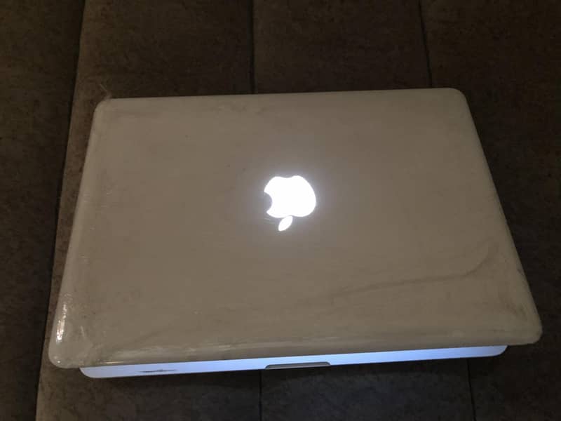 MacBook 13.3 Inch Intel Core 2 Duo 1