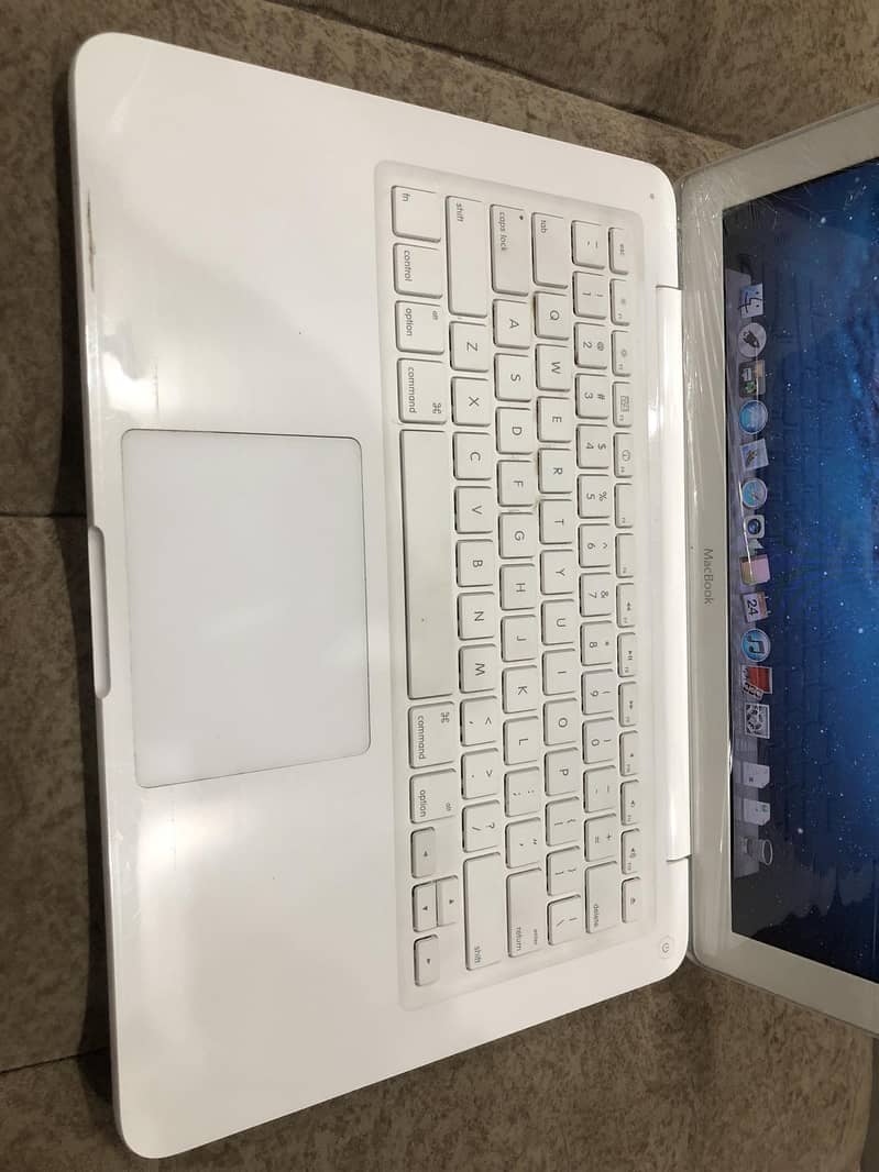 MacBook 13.3 Inch Intel Core 2 Duo 3