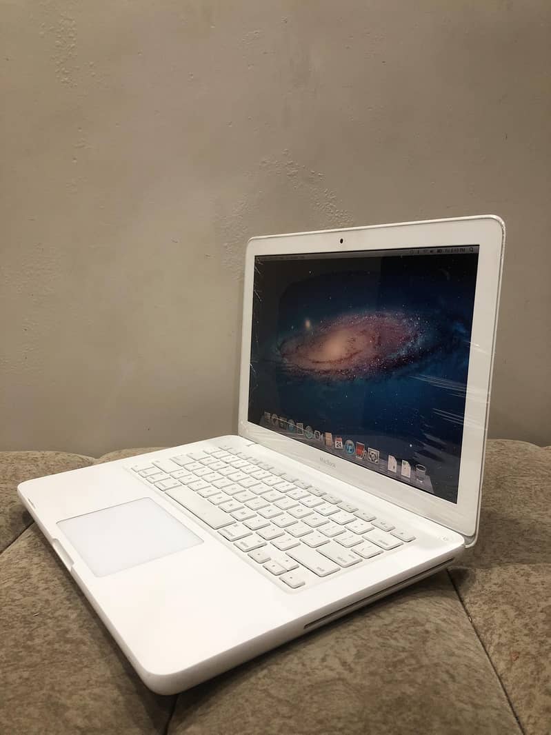 MacBook 13.3 Inch Intel Core 2 Duo 5