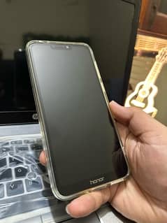 Honor 8C - 9/10 mint condition with box and all accessories 0