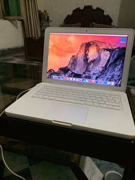 MacBook 4GB condition 10/8 1