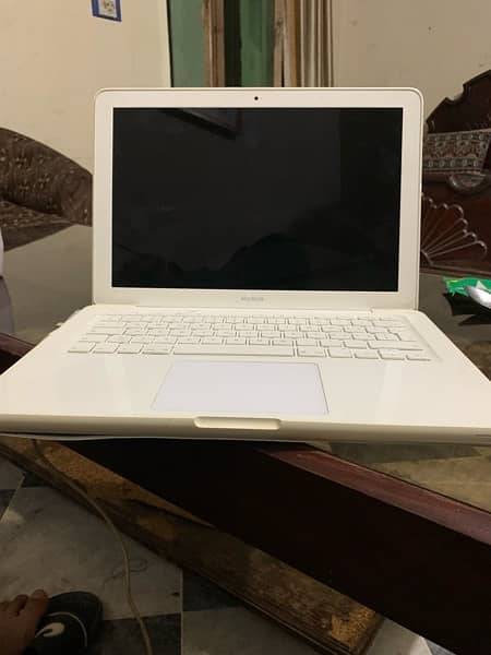 MacBook 4GB condition 10/8 3