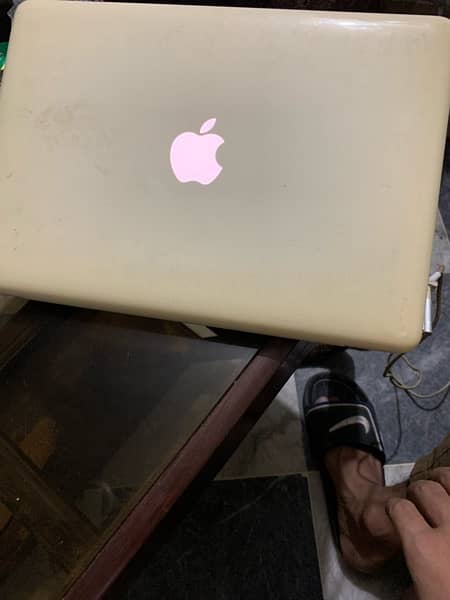 MacBook 4GB condition 10/8 4