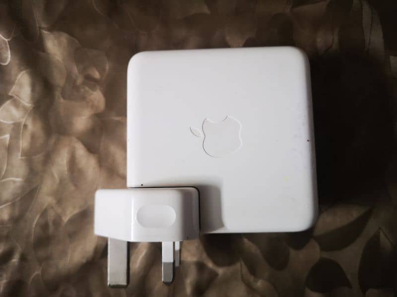 Apple mac book pro A1718 power adapter 0