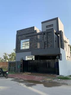 BRAND NEW 8 MARLA HOUSE VERY HOT LOCATION, MAIN BOULEVARD C BLOCK