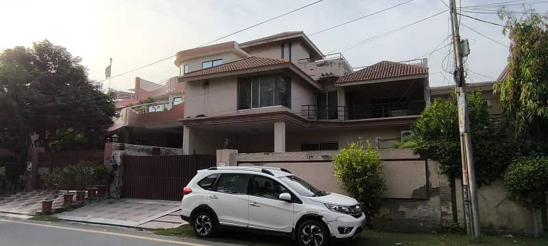 G3 block 180 ft road Johar town 1 kanal old house for sale 0