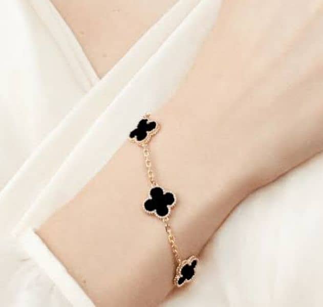 Vancleef Four leaves clover bracelet 1