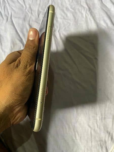 iPhone 11 64gb Non. pta J. v 10/10 condition 87% B. Health 101% waterpack 2