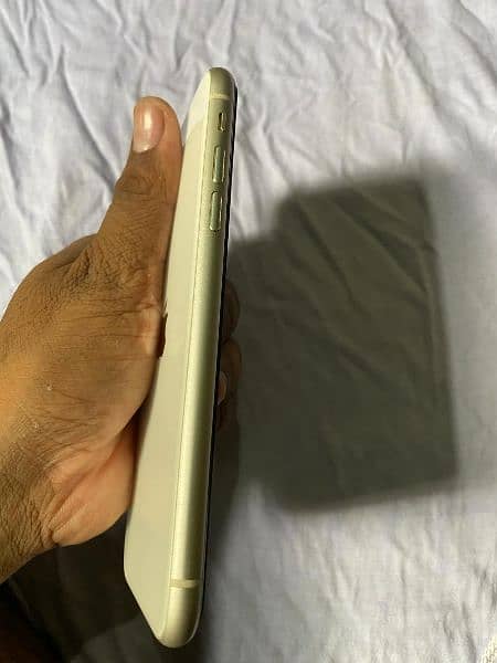 iPhone 11 64gb Non. pta J. v 10/10 condition 87% B. Health 101% waterpack 3