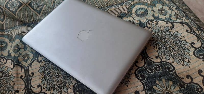 laptop macbook    03077122605 0