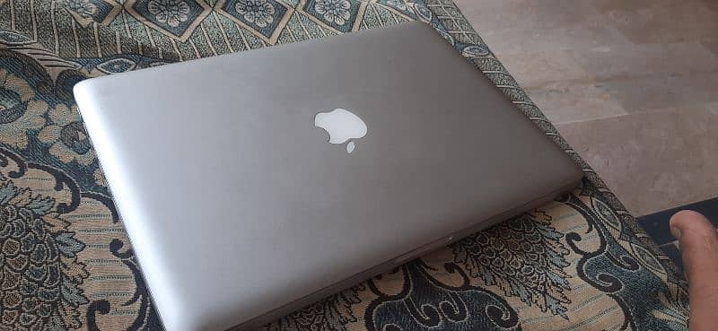 laptop macbook    03077122605 6